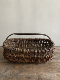 OV20110807 Old French willow wicker harvest basket in beautiful condition! Size: 39.5 cm. long / 13 cm. high / 30 cm. cross section.