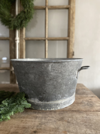 BU20110121 Old French zinc basin..maybe now perfect for your Christmas tree? Waterproof and in beautiful weathered condition! Size +/- 51 cm. cross section / 29.5 cm. high Only pick up in store.