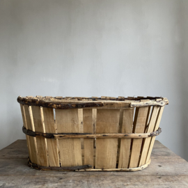 BU20110147 De authentieke oude Franse druivenoogst mand uit de Provence gemaakt van kastanjehout in prachtige staat! Afmeting: 68 cm lang / 46,5 cm. doorsnede / 29 cm hoog.
