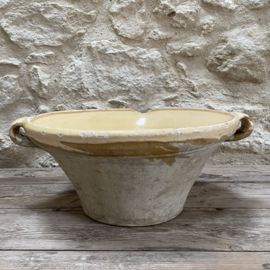 AW20111325 Antique Southern French Grésalle in beautiful soft yellow.... period: 19th century. Damage near the spout due to age, but otherwise in beautifully weathered condition! Size: 45 cm cross section / 21.5 cm high.
