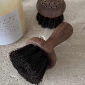 IH011 Facial brush with oil treated walnut wood and horse hair.