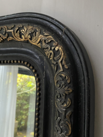OV20110969 Antieke Franse spiegel Louis Philippe stijl met origineel licht verweerd spiegelglas. Profilering lijst van hout met pâtelaag in zwart. Periode: 19de eeuw. Afmeting: 71,5 cm hoog / 50,5 cm breed / 2,5 cm dik.  Bij voorkeur ophalen winkel.