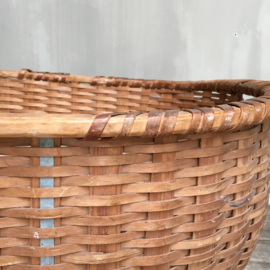 OV20110678 Old large Swedish laundry basket has some signs of wear, but in very nice condition! Size: 95.5 cm. long / 30 cm high / 57.5 cm. cross section. Pickup only.