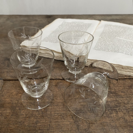 OV20110887 Set of 5 old French liqueur glasses with sober etched motif period: 1920s in beautiful condition! Size: +/- 7.5 cm high / +/- 5.5 cm cross section.