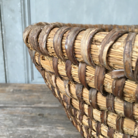 AW20110652 Old large French straw basket. Was used to catch beehives in the wild. In beautiful condition! Size: 22 cm. high / 48 cm. cross section.