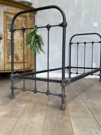 OV20110881 Antique French cast iron bed in beautiful condition! Head and foot end are the same height, so also perfect as a sofa! Size: 1.65 cm. long / 65.5 cm wide / 93 cm high. Pick up in store only.
