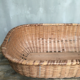 OV20110678 Old large Swedish laundry basket has some signs of wear, but in very nice condition! Size: 95.5 cm. long / 30 cm high / 57.5 cm. cross section. Pickup only.