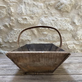 BU20110201 Old French wooden grape harvest basket in beautiful condition! Size: 48.5 cm long / 14 cm high (to handle) / 29 cm high (including handle) / 29.5 cm cross section