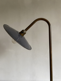 OV20110945 Unique old French Vintage lamp with enamel shade in gray and original bayonet fitting and wooden base. In beautiful usable condition! Size: 70 cm. high / cross section cap +/- 25 cm.