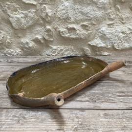 AW20111319 Antique French oven dish in a unique color. In beautiful condition except for a chip on the rim (see photo)! Period: 19th century. Size: 53 cm long / 5.5 cm high / 27 cm cross section.