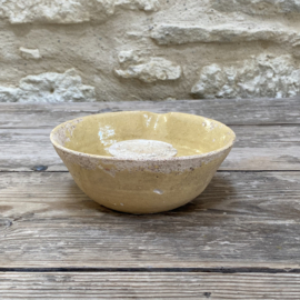AW20111300 Oud Frans schenkkommetje  gebruikt voor het maken van kaas....mooi zachtgeel geglazuurd  en prachtig verweerde staat! Afmeting:  16 cm doorsnede /  +/- 6,5 cm hoog