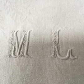 LI20110024  Set van 11 oude Franse servetten van damast met monogram ~ M L ~ in prachtige staat! / Afmeting: 77 x 66 cm.