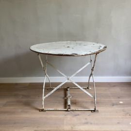 BU20110136 Antique French round folding garden table made of heavy iron with a beautiful base. Period 1900-1920. In weathered, but beautiful condition! Size: 90 cm cross section / 72 cm high. Pick up in store only.