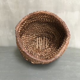 OV20110694 Old beehive of woven reed in beautiful condition! Size: 40 cm. high / 36 cm. cross section