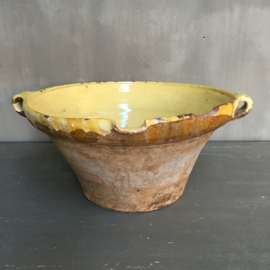 AW20110800 19de eeuwse Zuid Franse Gresalle. Heeft een barst  aan de binnenzijde (zie foto), maar verder in mooie staat! Afmeting: 43 cm. doorsnede (tot de grepen) / 21 cm. hoog.