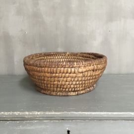 OV20110693 Old French olive harvest basket made of woven reed in beautiful condition! Size: 46 cm. cross section  / 18.5 cm. high