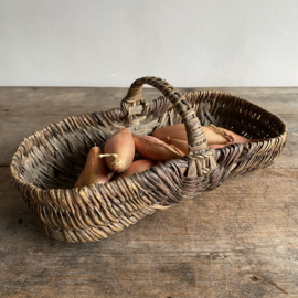 BU20110148 Small old French willow harvest basket from the island of Île de Ré in beautiful condition! Size: 31 cm long / 14.5 cm cross section / 7 cm high to handle
