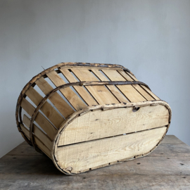 BU20110147 De authentieke oude Franse druivenoogst mand uit de Provence gemaakt van kastanjehout in prachtige staat! Afmeting: 68 cm lang / 46,5 cm. doorsnede / 29 cm hoog.