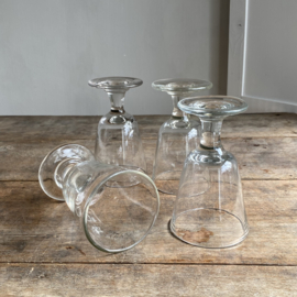 OV20110983 Set van vier 19de eeuwse Franse wijnglazen van mond geblazen glas in perfecte staat! Ieder hun eigen unieke uitstraling. Afmeting: 13,5 cm hoog / 8 cm doorsnede