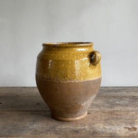 AW20111200 Antieke Franse confitpot periode: 19de eeuw in prachtige okergele tint en staat!  Afmeting: 29 cm hoog /  19  cm doorsnede.
