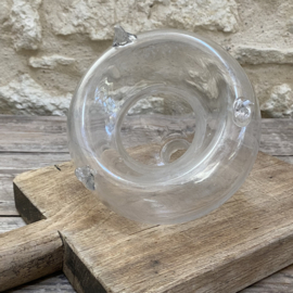 OV20111076 Antieke Franse vliegenvanger van mond geblazen glas. Het glas is wat verweerd door de tijd, maar  verder in perfecte staat! Periode: 19de eeuw. Afmeting:  17 cm hoog /  16 cm doorsnede (over de buik gemeten)