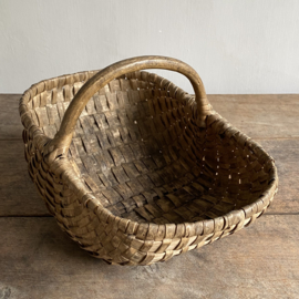 BU20110166 Oud Frans oogstmandje voor paddestoelen in prachtige staat! Afmeting: 31,5 cm lang / 22 cm breed / 11,5 cm hoog (tot hengsel) /  18,5 cm (t/m hengsel)