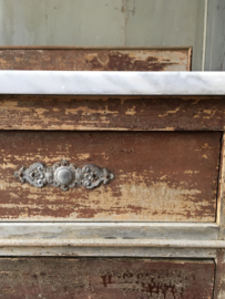 OV20110588 Old French chest of drawers, beautifully weathered in jaded Swedish red with marble top in very good condition! Dimensions: 81.5 cm. high / 87.5 cm. wide / 44 cm. deep. Pick up or delivery for a fee.