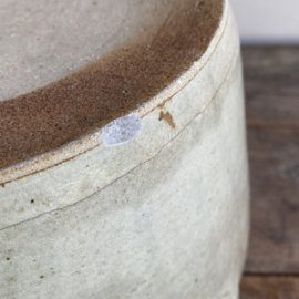 AW20111204 Grote oude Franse pot van grès aardewerk in prachtige kleur en staat (kleine chip onderzijde rand, zie foto) Afmeting: 27 cm hoog / 22 cm doorsnede