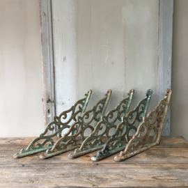 OV20110365 Set of 5 old French cast iron roof support ornaments from a conservatory from the Victorian era, beautiful weathered green patina. Size: 60 cm. long / 4 cm. thick / inclined sides: 35 cm. Pickup only.