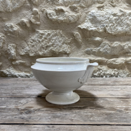 AW20111305 Antique French tureen - stamped D.Johnston J. Vieillard & Co Bordeaux period: 1845-1865. Has a chip on one of the handles (see photos for details), otherwise in beautifully lightly buttered condition! Size: 14.5 cm high / 18.5 cm cross section