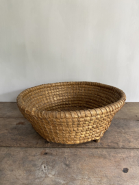 OV20110757 Old French olive harvest basket of woven straw in beautiful weathered condition! Size : 38.5 cm. cross section  / 14 cm. high