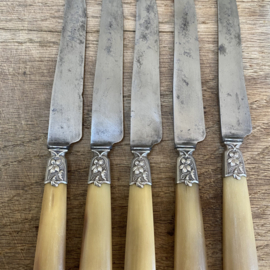 OV20111106 Set of 11 old French cheese or butter knives with beautiful, simple floral detail, marked - Lafforgue - made in the southern French village of Condom. All in beautiful, still usable condition! Size: 19.5 cm long.
