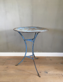 BU20110087 Old French bistro table in the original beautiful blue patina in beautiful condition! Size: 71.5 cm. high / 55 cm. cross section. Pickup only.