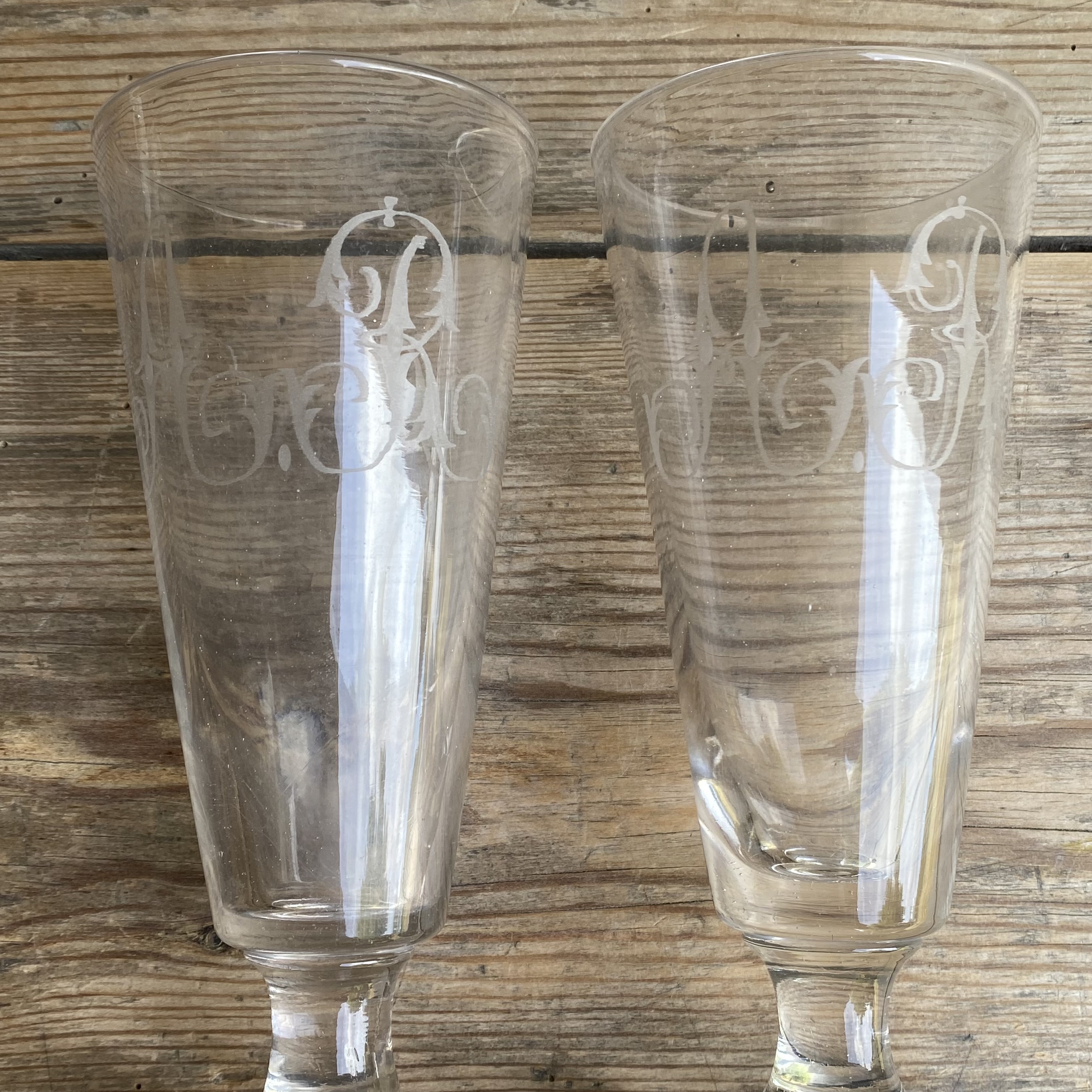 OV20111068 Set van 2 antieke hoge Franse glazen van mond geblazen glas met prachtig monogram - A. R - . Iets verweerd glas, maar verder in prachtige staat! Afmeting: 20 cm hoog /  8,5 cm doorsnede