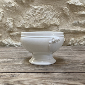 AW20111303 Small old French tureen - blind mark V - beautiful details on the handles and in beautiful condition! Size: 12 cm high / 16.5 cm cross section