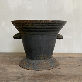 OV20110842 Large antique 18th century French mortar made of cast iron in beautiful weathered condition! Size: 30 cm. high / cross section : 37 cm. Pick up in my store only!