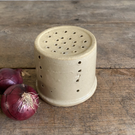 AW20111070 Old French goat cheese mold in grès earthenware numbered 4 in beautiful condition! Size: 9 cm. high / 10 cm cross section