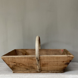 OV20110756 Old French wooden grape picking basket in beautiful condition! Size: 44.5 cm. long / 12.5 cm. high / 29 cm wide.