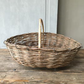 OV20110640 Rustic old French willow wicker basket on iron frame. From the island of Île de Ré in beautiful condition! Size: 17 cm. high (up to handle) / 48 cm.