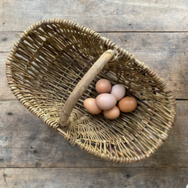 BU2011237 Small old French harvest basket made of woven willow branches in beautiful condition! Size: 40 cm long / 14 cm high (to handle) / 23 cm wide.