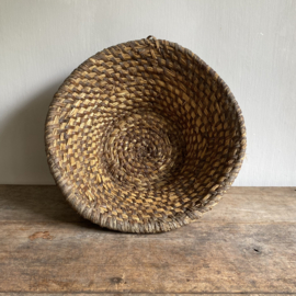 OV20111010 Old French bread basket made of woven straw in beautiful condition! Size: 15 cm high / 35 cm cross section.