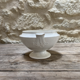 AW20111305 Antique French tureen - stamped D.Johnston J. Vieillard & Co Bordeaux period: 1845-1865. Has a chip on one of the handles (see photos for details), otherwise in beautifully lightly buttered condition! Size: 14.5 cm high / 18.5 cm cross section
