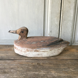 OV20110597 Antique wooden French decoy duck in weathered earthy colors in beautiful condition! Size: 30 cm. long / 13.5 cm. high.