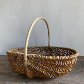BU20110165 Oude Franse oogstmand van gevlochten wilgenteen in prachtige staat! Afmeting: 46 cm lang /  36 cm  breed /  16 cm hoog (tot hengsel) 33 cm hoog (inclusief hengsel)