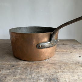 OV20111045 Grote oude Franse koperen pan 2 mm. dik in zware restaurant kwaliteit hand gesmeed handvat en klinknagels in prachtige staat! Afmeting: 33,5 cm doorsnede / 18 cm hoog