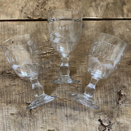 OV20111070 Set of 3 nearly identical - Souvenir de la Fête - wine glasses made of mouth-blown glass, period: 19th century. In beautiful condition! Size: 14 cm high / 7.5 cm cross section.