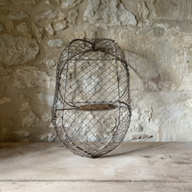 BU20110182 Old French wire mesh harvest basket with wooden handle in beautiful weathered condition, see photos for details. Size: 52.5 cm long / 15.5 cm high (to handle) / 28.5 cm high (including handle) / 32.5 cm cross section.