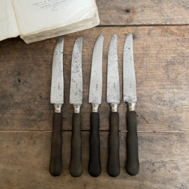 OV20110886 Set of 5 old French knives inscription - Paris - with wooden handle. Beautifully weathered and still in usable condition. Size: 24.5 cm long / 2 cm wide.