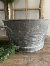 BU20110121 Old French zinc basin..maybe now perfect for your Christmas tree? Waterproof and in beautiful weathered condition! Size +/- 51 cm. cross section / 29.5 cm. high Only pick up in store.