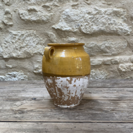 AW20111310 Small antique French confit pot Period: 19th century. Has a stable hairline crack (see photos for details), otherwise in beautiful condition! Size: 21.5 cm high / 13 cm cross section